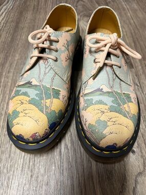 Dr. Martens X The Met Scenic Print Lace-Up Shoes in Pastel Green and Yellow